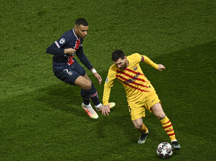 自巴黎首秀以来 姆巴佩联赛已完成19次转播 同期仅次于梅西
