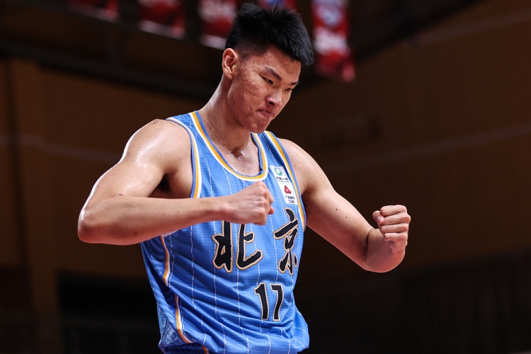 强势表现的延续！范·子明在个人赛季中第二次得到16分和10个篮板