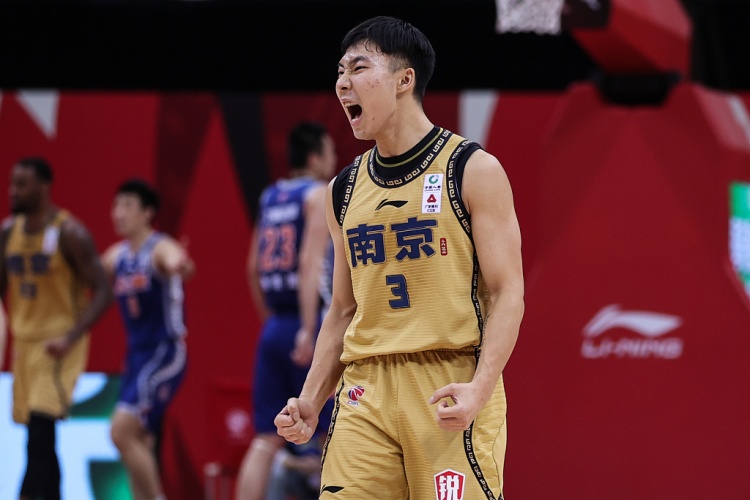 杨浩取得了职业生涯最高的20分 成为第7位2020年选秀球员 单场20分