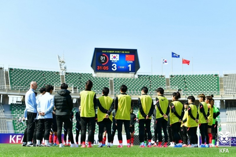 心理暗示？韩国女足训练现场LED屏幕显示韩国3-1中国