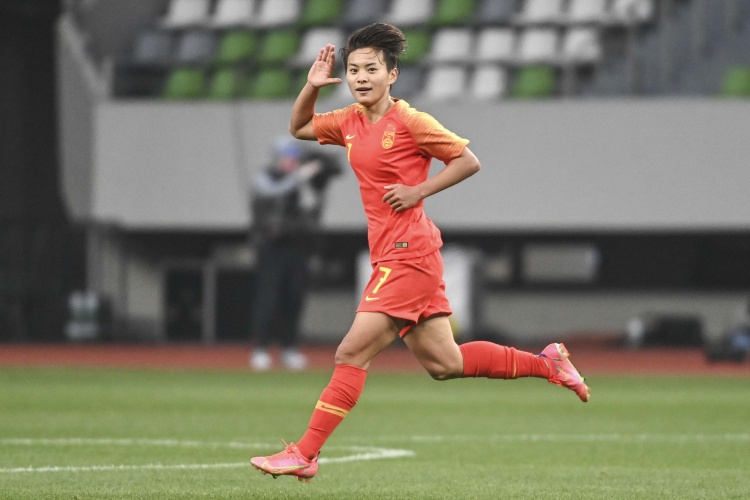 黄健翔:王寿彭的左脚技术、力量和步法在当今的女足世界是罕见的