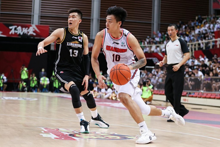 辽媒：中国男篮带6后卫出征令人意外 