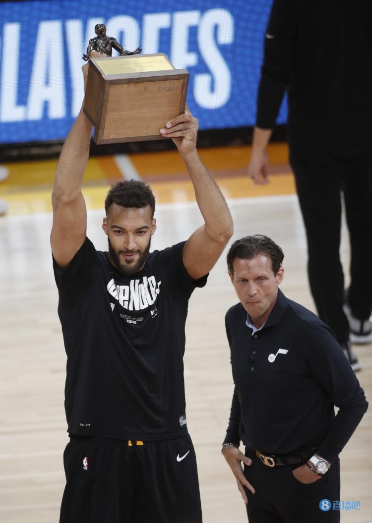 DPOY！在今天的比赛中 当戈贝尔在场时 爵士的防守效率是97.3 当他下场时 是169.6