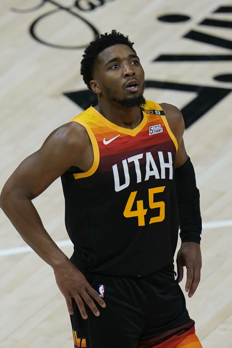 尽力而为！米切尔26投9中 砍下37 5 5