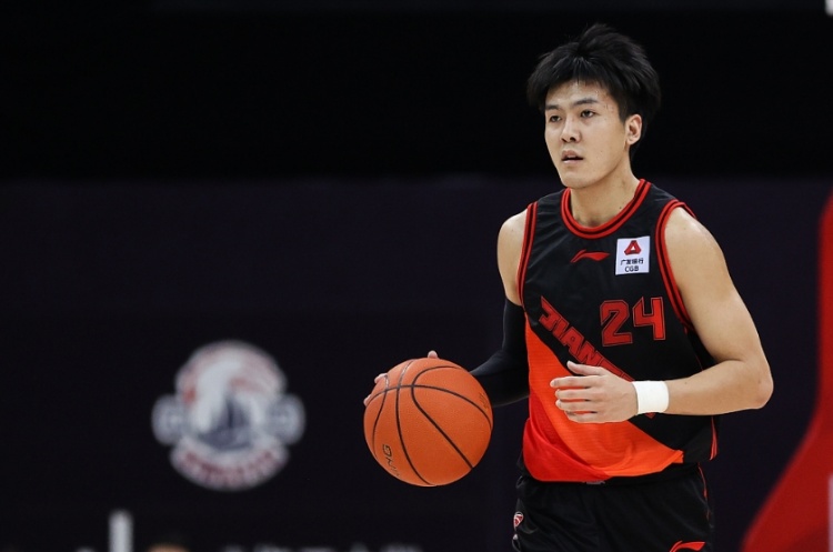 媒体人：黄荣奇在新疆广汇篮球俱乐部正式签下合同