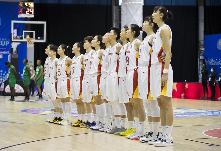 杨毅：中国女篮姑娘们真不错了！拼到了最后 银牌也珍贵