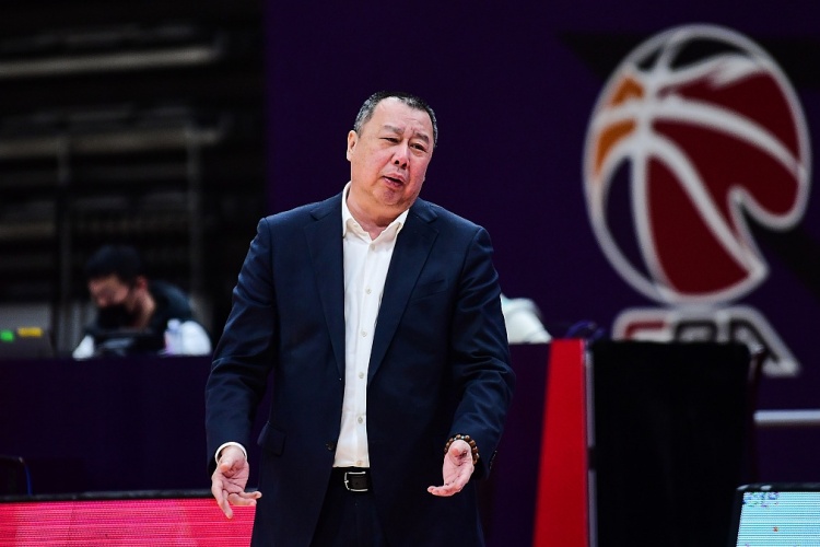 夏晓司：前青岛男篮主教练吴庆龙接到了两家俱乐部球队的邀请
