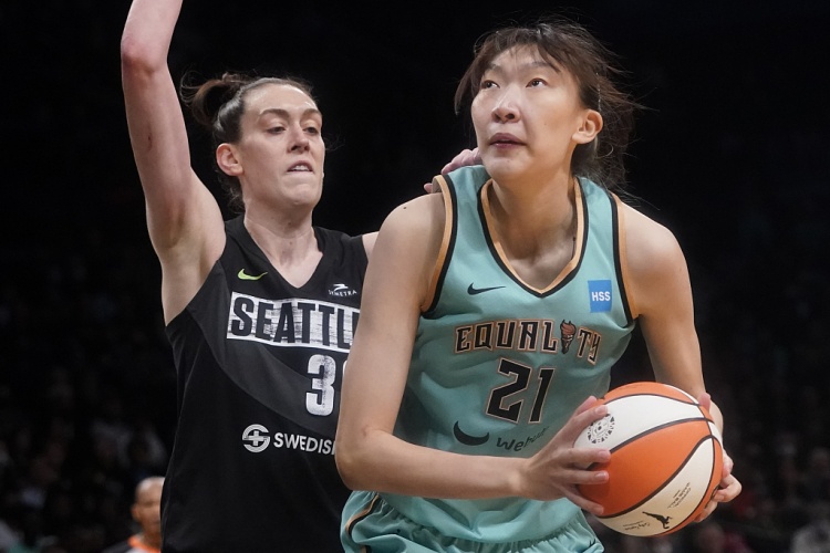 面对强手！韩旭今日9投3中得到6分4篮板1助攻1抢断