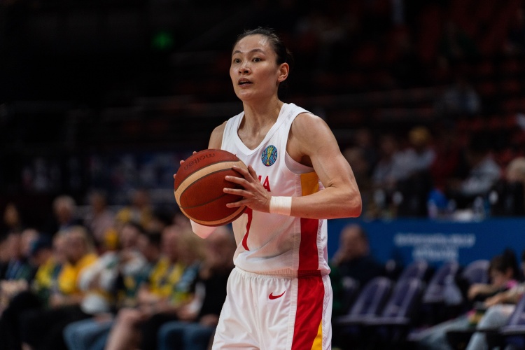 麦穗丰：中国女篮主控杨力维收到WNBA洛杉矶火花两年合同邀约