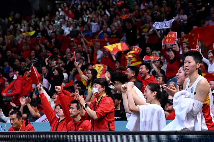 恭喜！中国女篮时隔28年再夺世界杯亚军 追平历史最佳成绩！