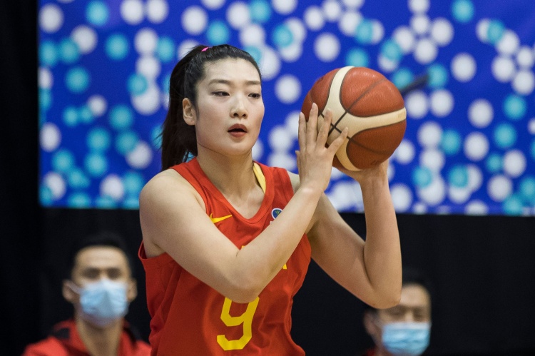 美国队主帅：中国女篮是一支非常优秀的球队 为李梦缺阵感到遗憾