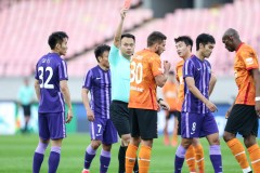 天津金门虎2-1武汉获得赛季首胜 姆比亚染红了 伊洛基被杀了