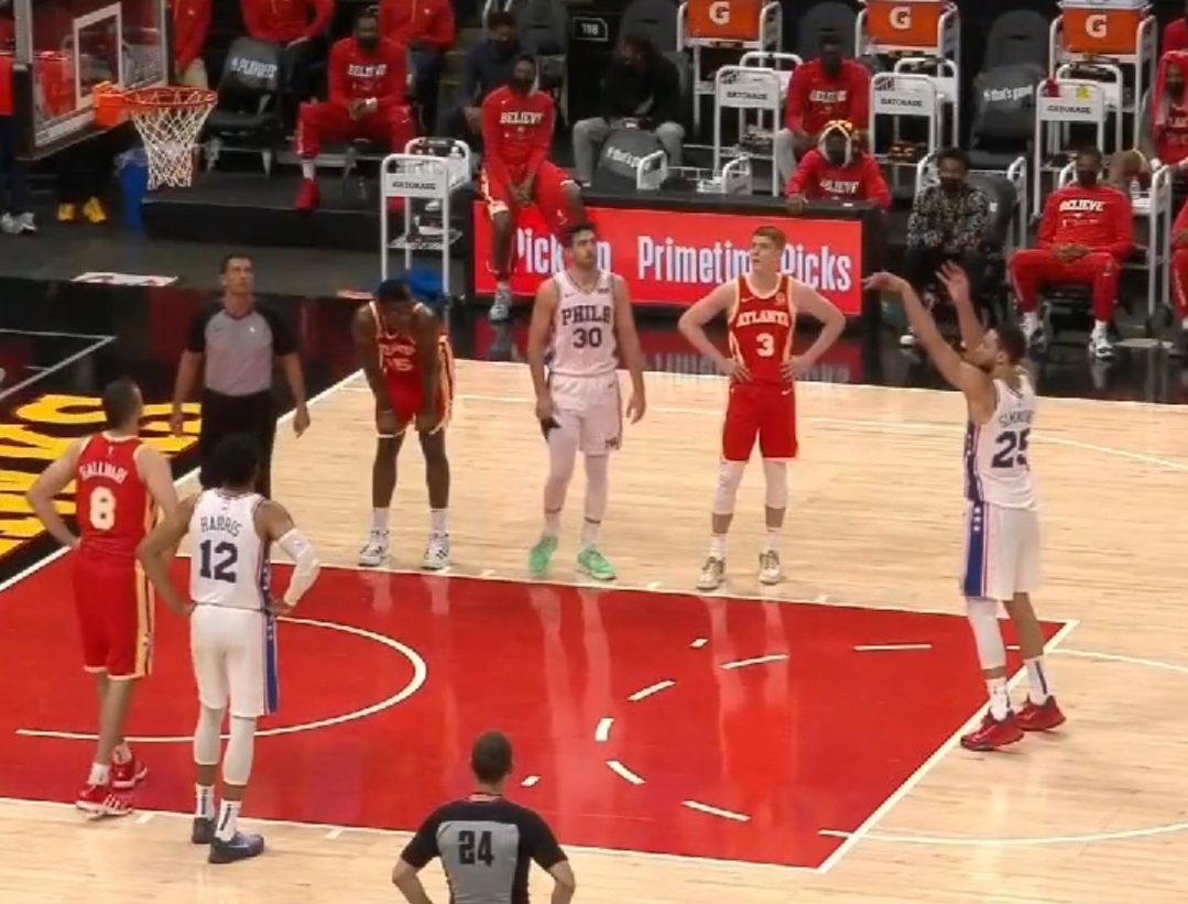 NBA-恩比德27 9 8 76人2-1击败老鹰并超越他们