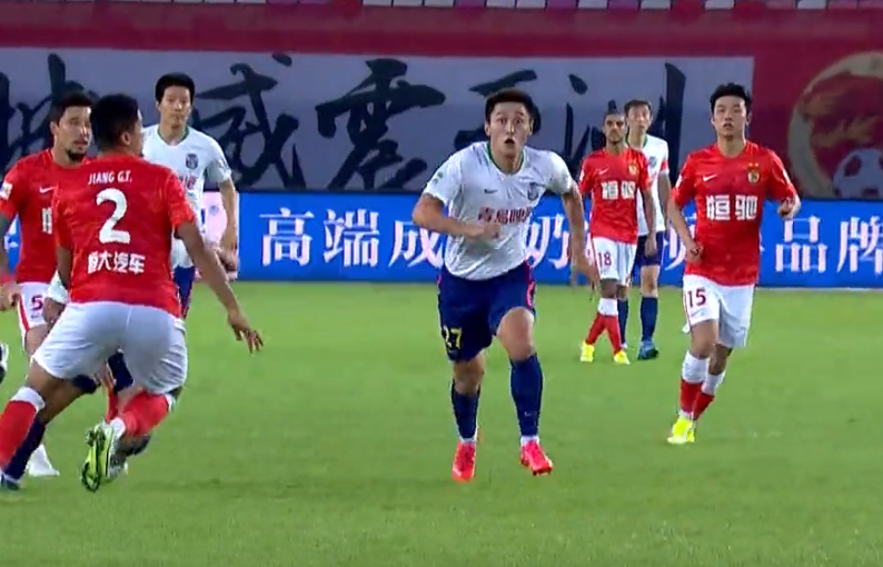 中超联赛——艾克森戴帽广州队连续9场败仗5-0送青岛队