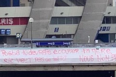 博格巴可能加盟巴黎 一些巴黎球迷拉横幅抗议