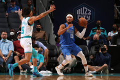 NBA季前赛：独行侠127-59黄蜂 东契奇10分哈达威20分 黄蜂68分惨败独行侠