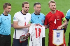 英格兰向埃里克森赠送所有球员签名的球衣