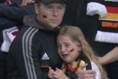 德国球迷赛后在观众中落泪 德国人什么时候才能停止为你哭泣