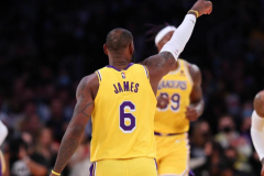 NBA常规赛湖人117-102战胜凯尔特人 詹姆斯30分威少24分11助攻