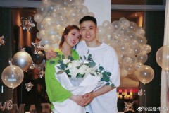 赵奇伟成功求婚 上学渡女友出境