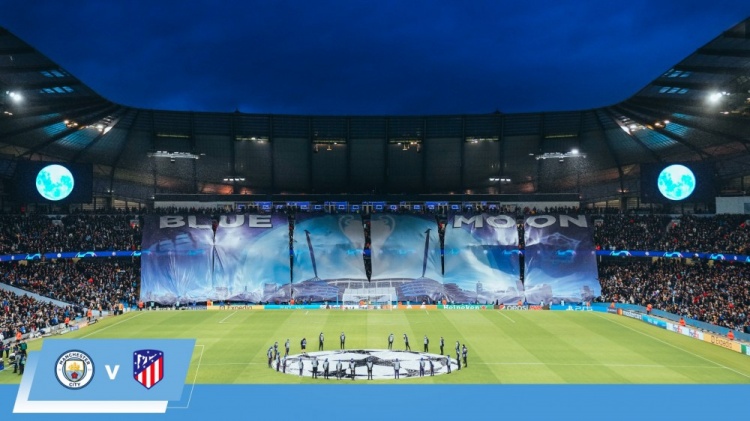 曼城巨幅TIFO，映着欧冠奖杯的蓝月亮在伊蒂哈德球场升起