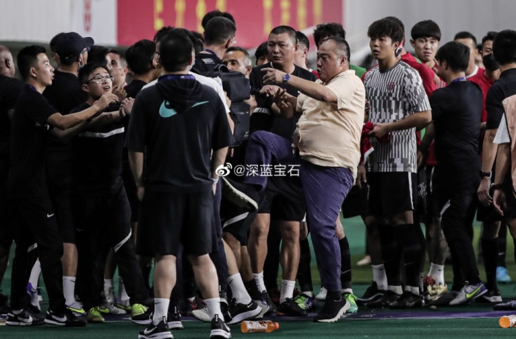 记者：成都vs梅州爆发冲突，赛后发布会提问直接被新闻官回避