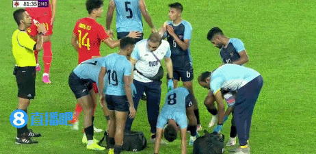 不容易！印度下半场抽筋情况连续不断，替补席除门将仅4人