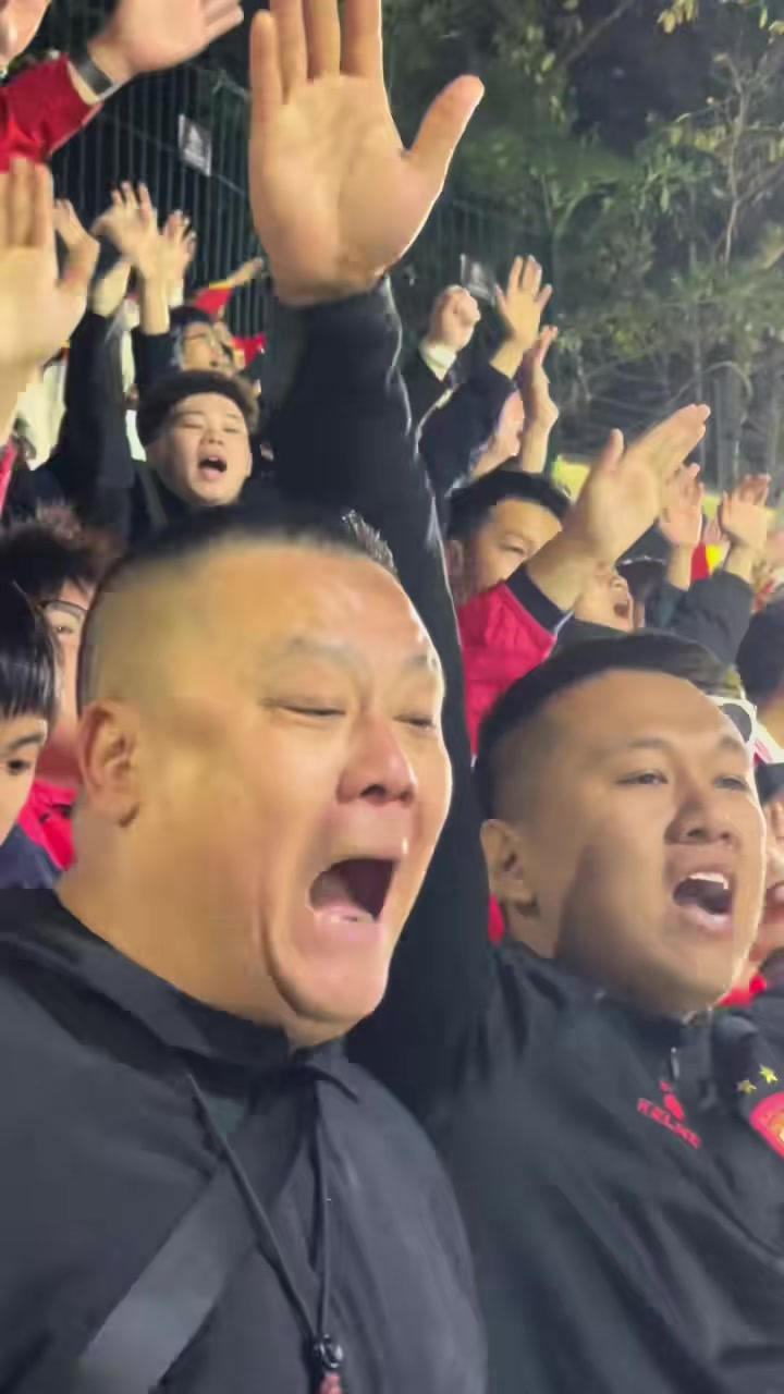 不甘解散！广州队球迷在省港杯高呼：还我广州队！