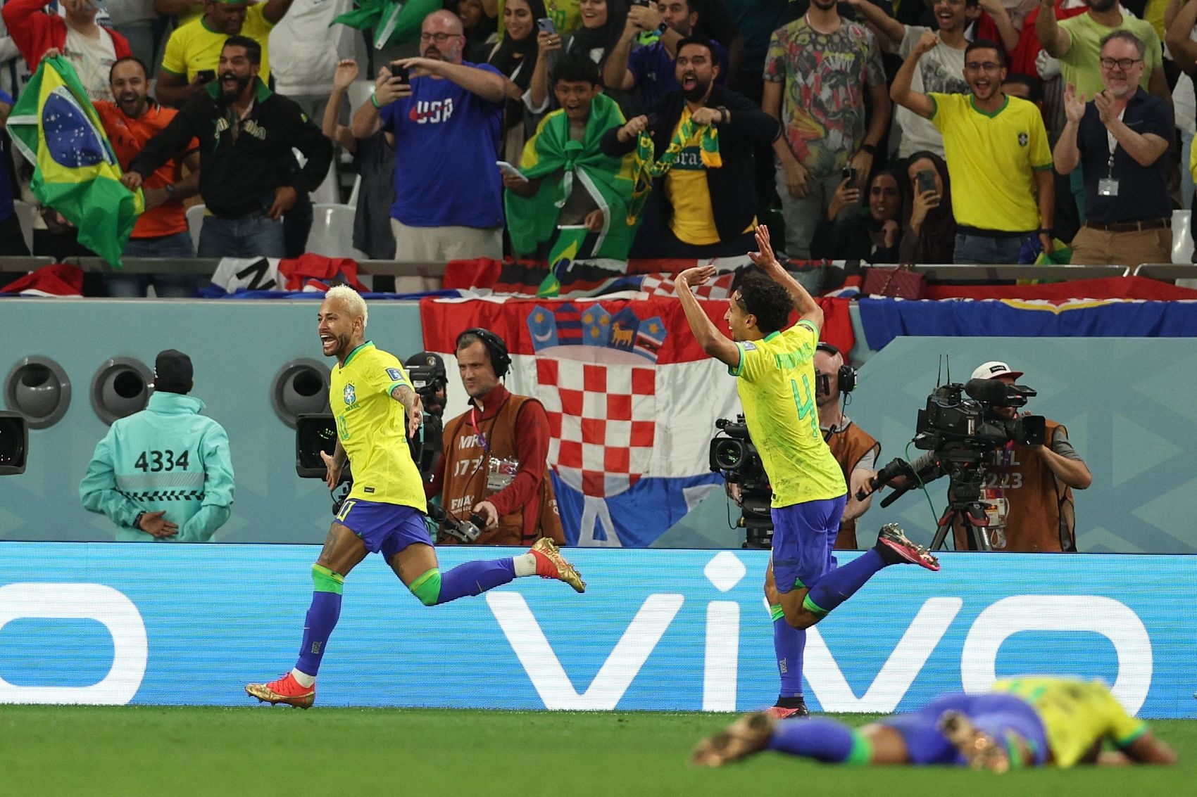 只有内马尔和罗纳尔多2名巴西球员，在3届世界杯中至少打进2球