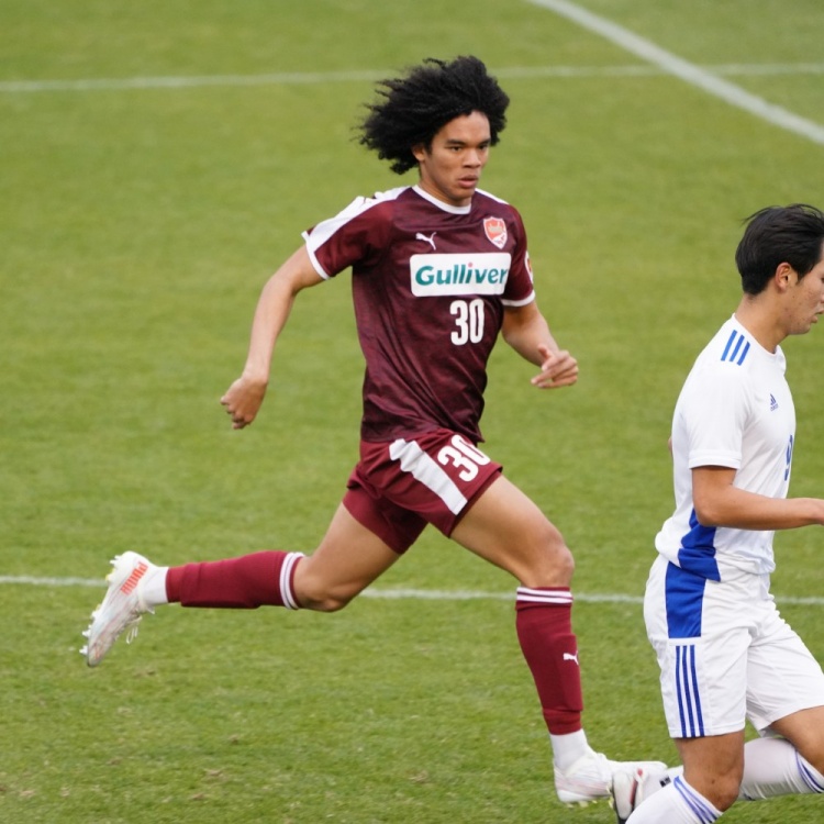 日媒：17岁日本U22混血中卫蔡斯-昂利接近签约德甲斯图加特