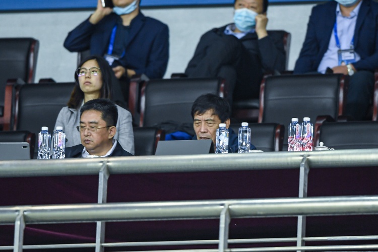 中国足协主席陈戌源现场观战中超上海德比