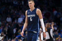 NBA常规赛独行侠123-109客场轻取马刺 东契奇32+15+12 波尔津吉斯32+7