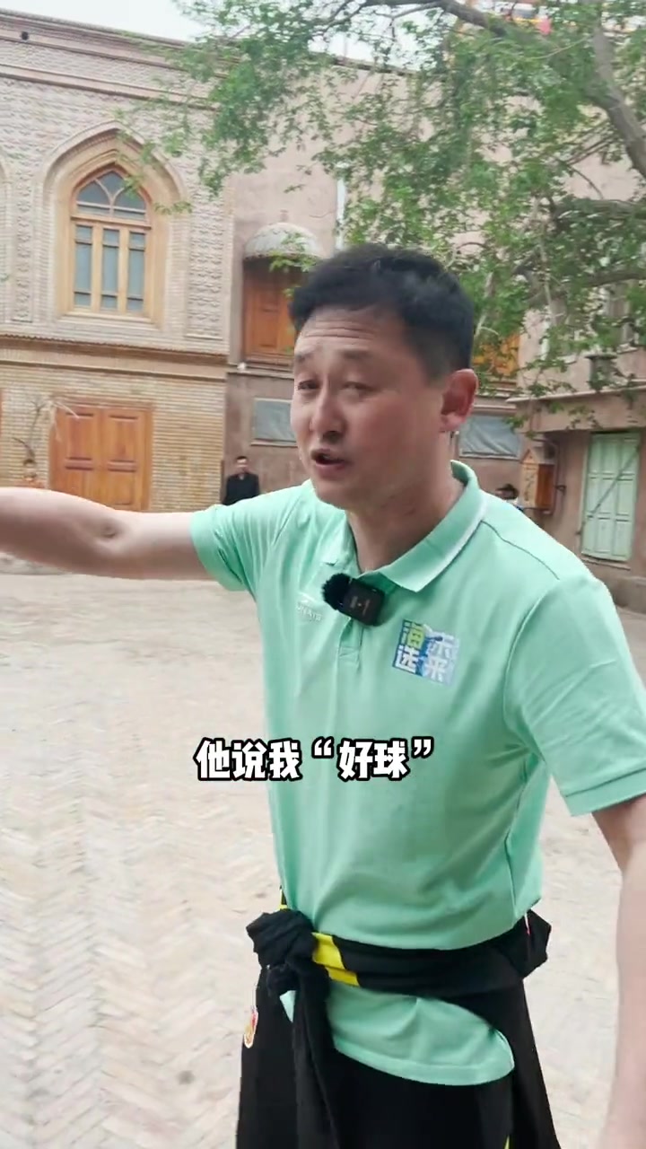 孙继海在喀什与当地孩子们踢球：这或许就是足球本该有的样子