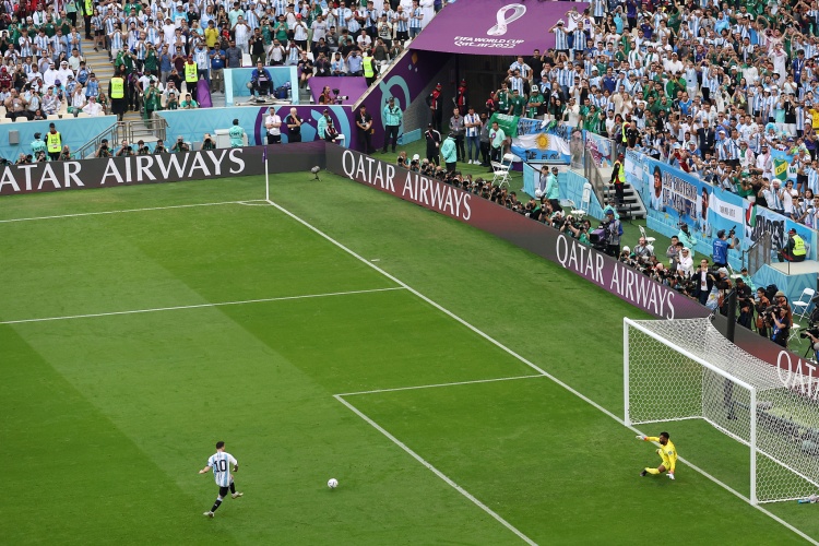 梅西点射破门是阿根廷自98年以来，世界杯上的首次点球破门