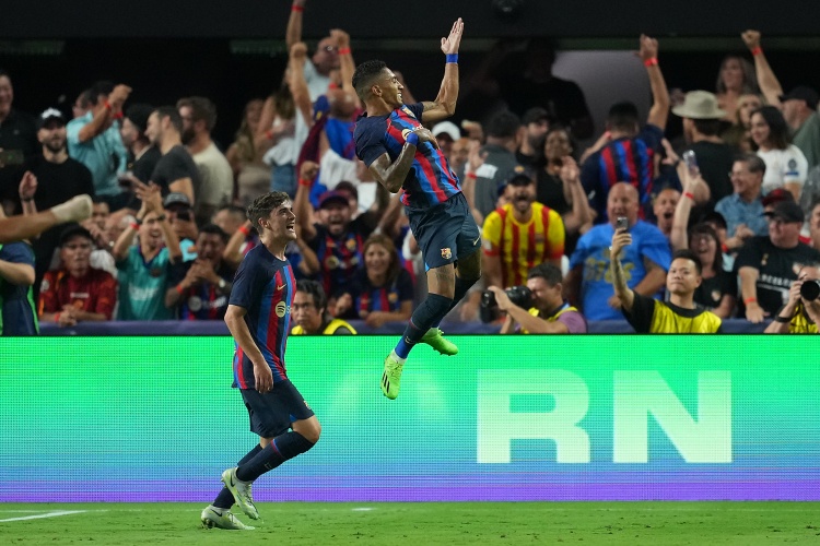 百看不厌！巴萨晒视频：球迷视角的拉菲尼亚世界波⚽