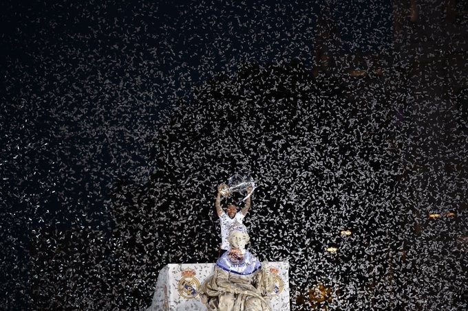 皇马夺冠游行图集：马塞洛为丰收女神雕像披上皇马队旗