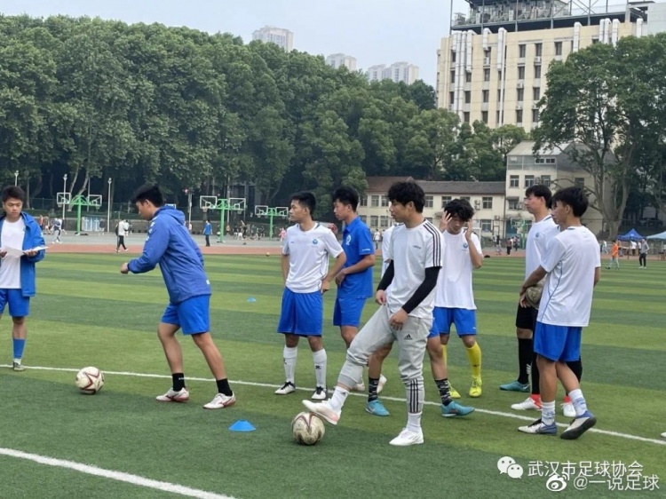 国脚级助教！博主：蒿俊闵现身武汉市D级教练员培训班，出任助教