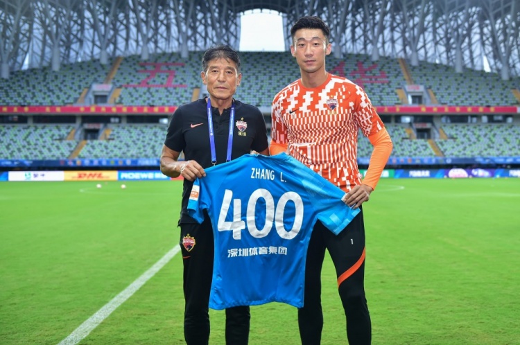 迎个人职业生涯400场里程碑，深圳门将张鹭赛前领取纪念球衣