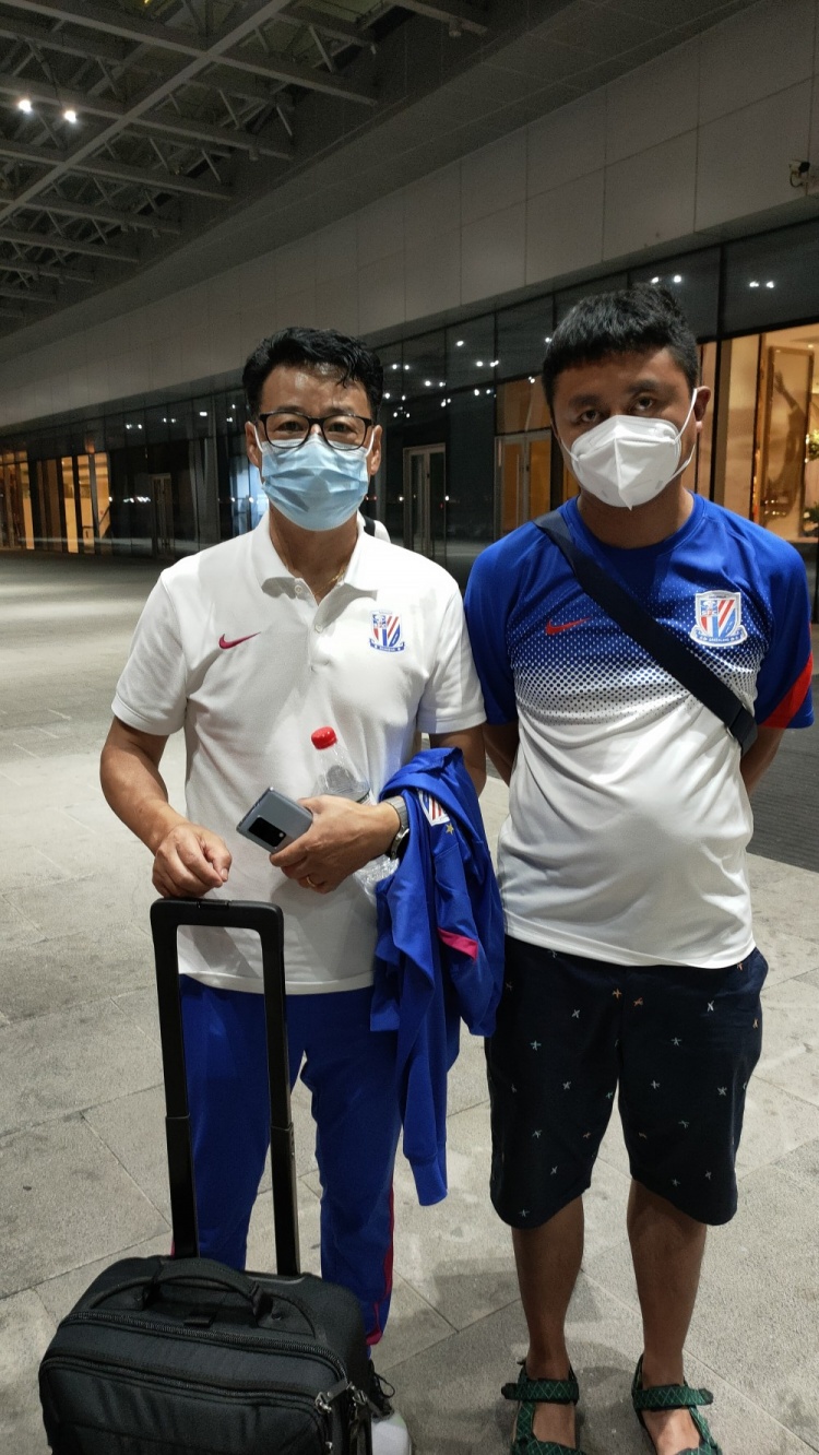 东体：一云南球迷将申花视为主队 守候在大连酒店迎接申花众将士