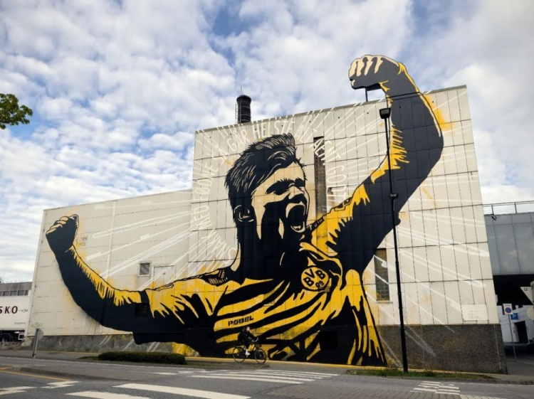 德媒：街頭藝術家創作哈蘭德大型壁畫，激勵人們追逐夢想