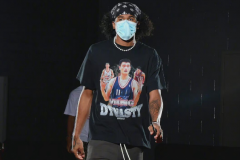 杰伦格林致敬姚明：身穿印有“姚明王朝”的服装入场