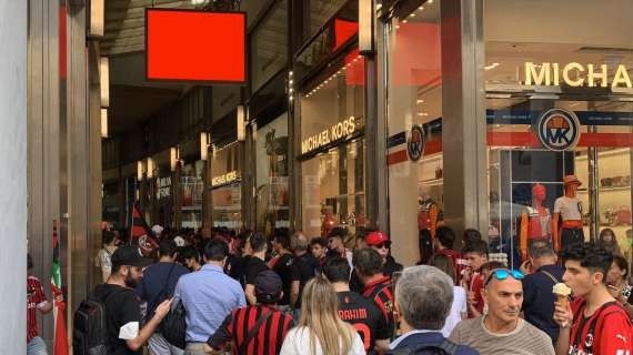 超过500名球迷涌入米兰官方商店，抢购19冠纪念球衣