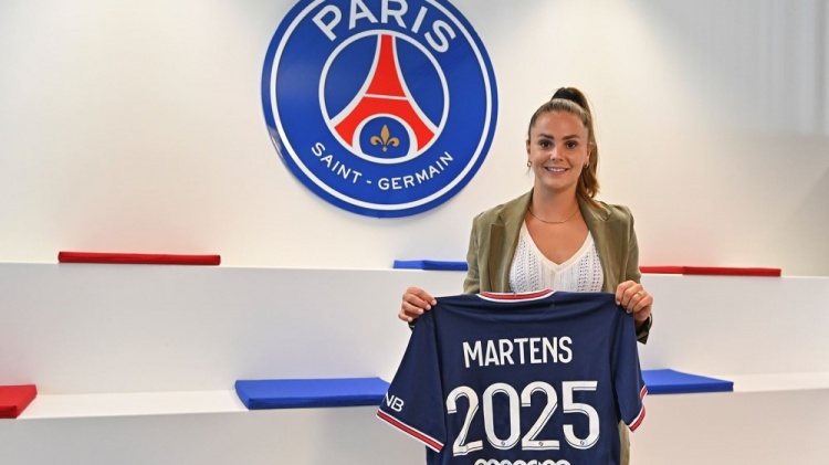 官方：巴黎女足签下巴萨前锋马滕斯，双方签约三年