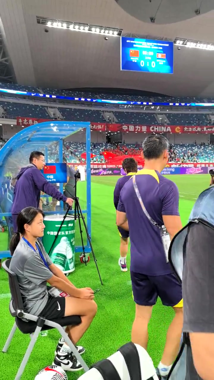 比赛一触即发！中国女足vs朝鲜女足球员出场！