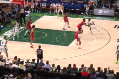 NBA常规赛雄鹿114-93活塞 字母哥33分波蒂斯28分10篮板