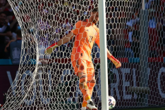 欧洲杯半场即时比分克罗地亚1-1西班牙西蒙犯了奇怪的错误 失去了球萨拉比亚扳平