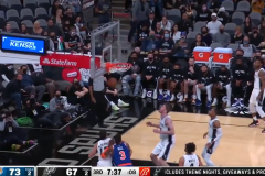 NBA常规赛尼克斯客场121-109战胜马刺 巴雷特32分兰德尔15分7篮板8助攻