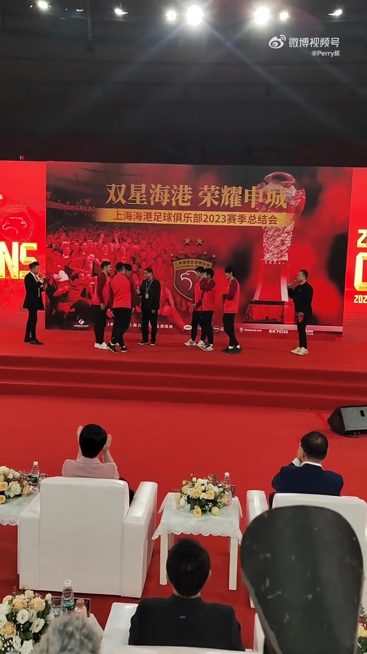 徐根宝：从脖子上的奖牌感受到中超冠军的分量，很高兴梦想能完成