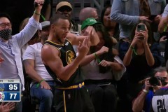 NBA常规赛勇士105-90胜快船豪取7连胜 库里33分乔治30分