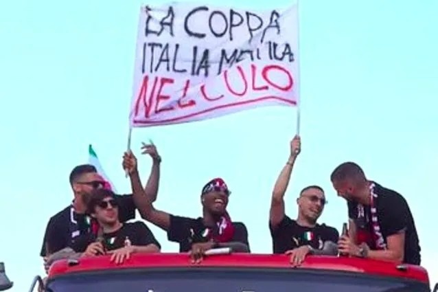 米兰球员在大巴上举标语：把意大利杯塞进X眼里去吧！